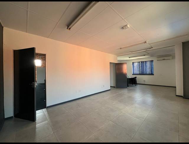 301M² WAREHOUSE TO LET IN STRIJDOMPARK
